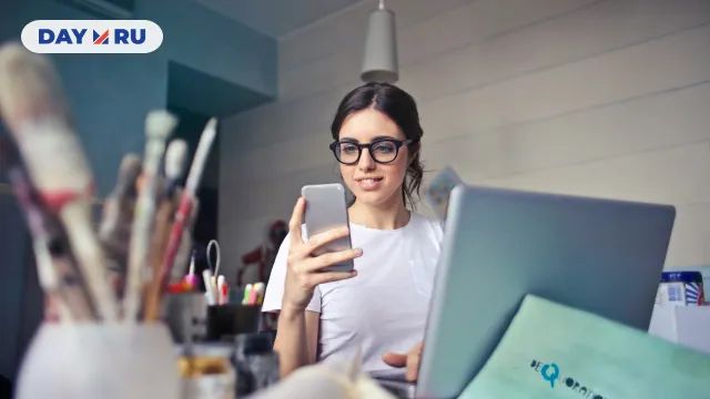 Девушка смотрит на свой телефон