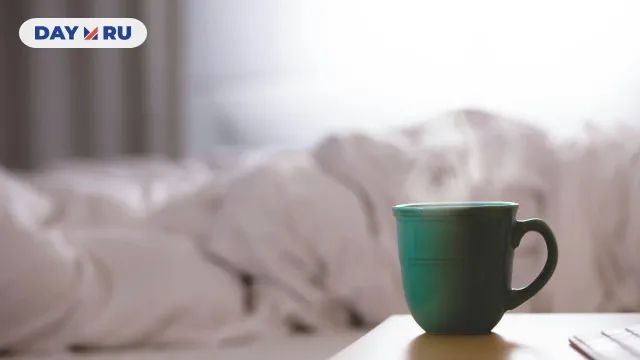 Чашка возле кровати