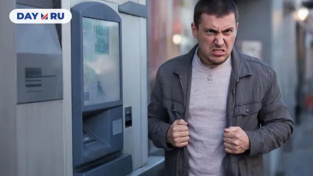 Мужчина, злость, банкомат