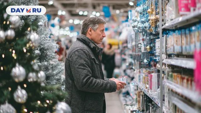 Мужчина выбирает подарок, арт