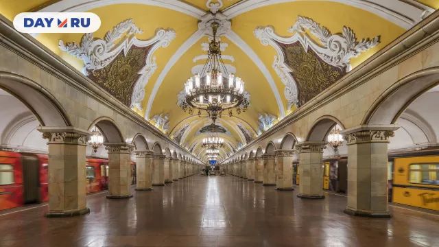 Центральный зал станции «Комсомольская»