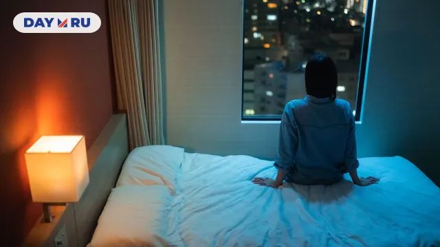 Человек лежит без сна ночью