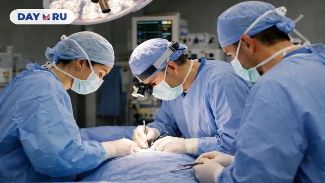 Хирурги в операционной комнате