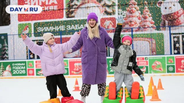 Дети с мамой на катке