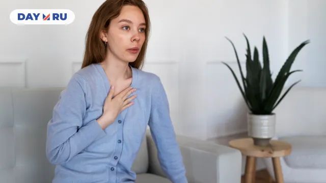 Человек икает