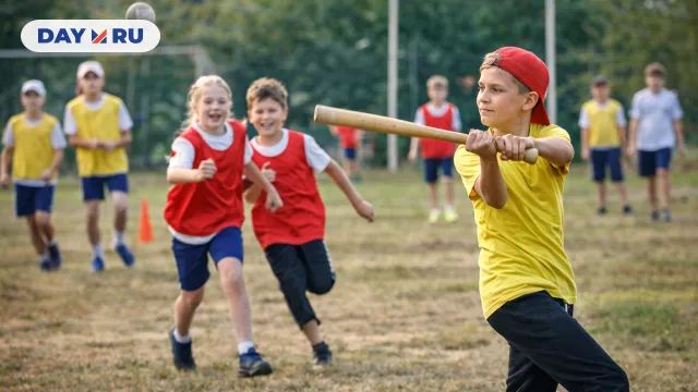 Дети играют в лапту на поле