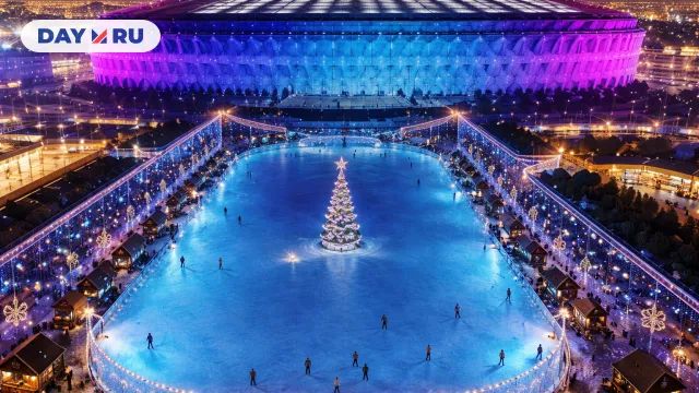 Новогодний каток под огнями стадиона