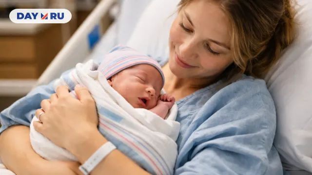 Мама с новорожденным в больнице