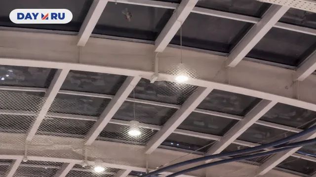 Потолок ТЦ с защитными сетками