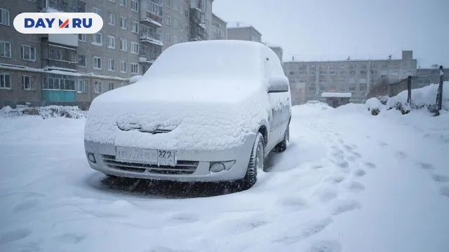 Машину занесло снегом