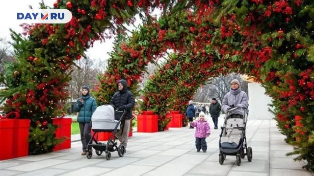 Люди гуляют в Сокольниках