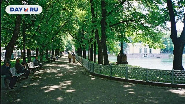 Пешеходная аллея вдоль Патриарших прудов, 2009 год