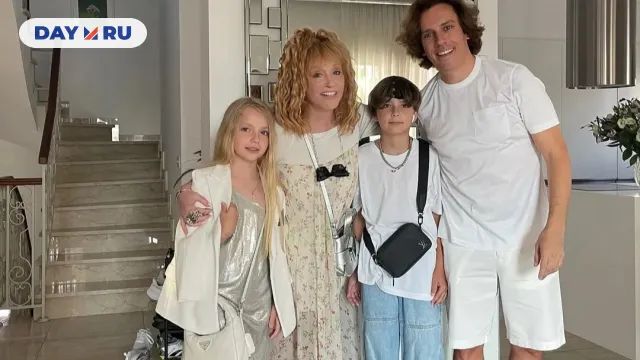 Алла Пугачёва и Максим Галкин* с детьми 