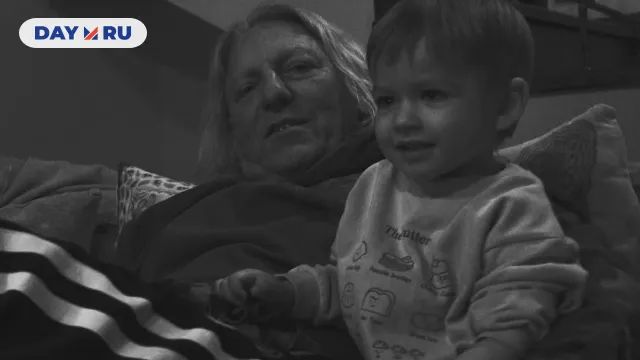 Александр Олейников с внуком