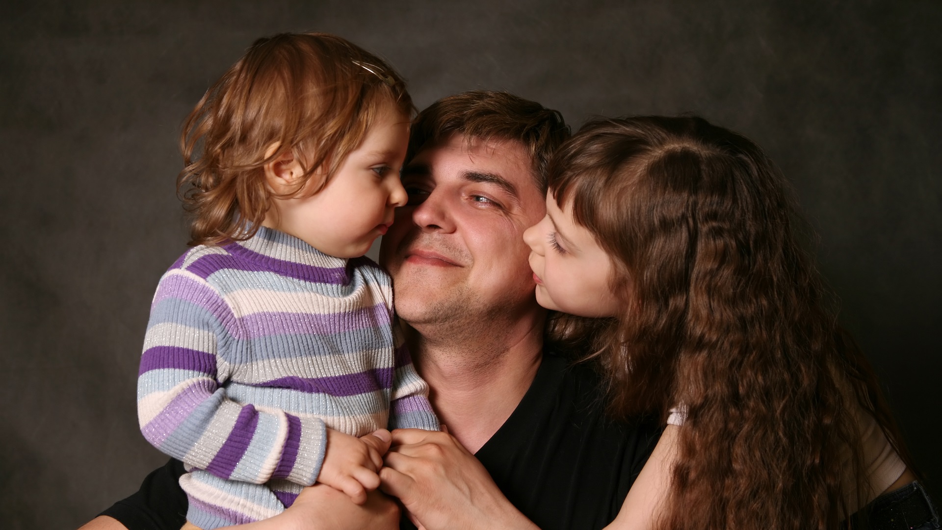 Любящая дочь рассказ. Отец с двумя дочками. Девочка обнимает папу. Мужчина с двумя дочерьми. Отец обнимает дочь.