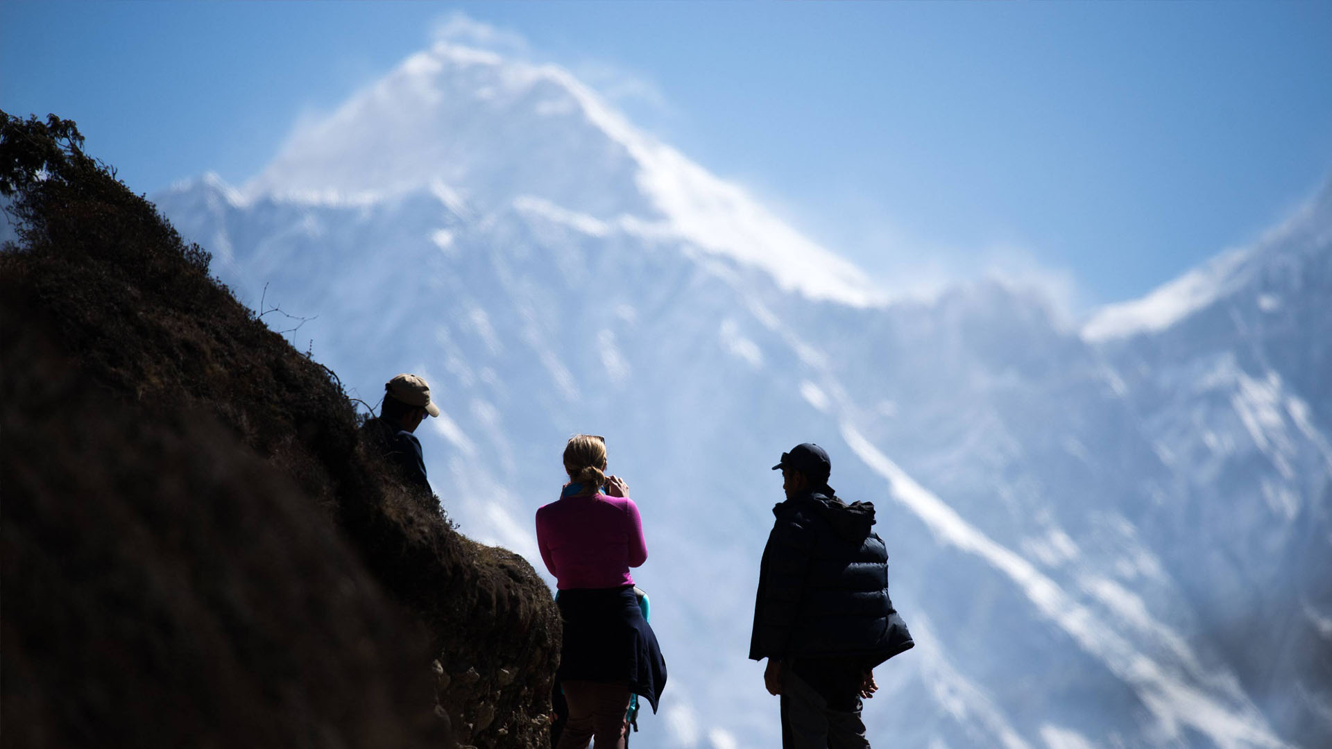 Включи гори 7. Начало пути к горам. Турист на обрыве непальских гор. Взрослые люди взбираются на гору. Непал горы взобраться.