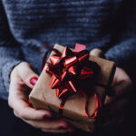 Дарим благо: почему людям так важно дарить и получать подарки?