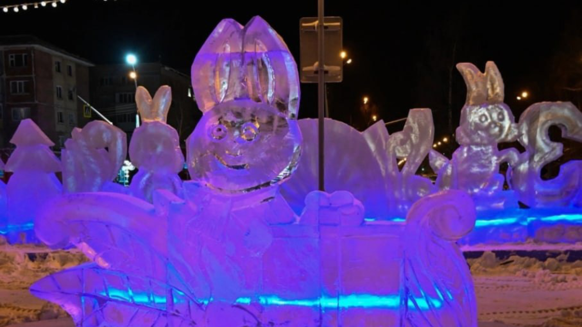 В центре Нижневартовска поставили ледяные скульптуры: народ негодует