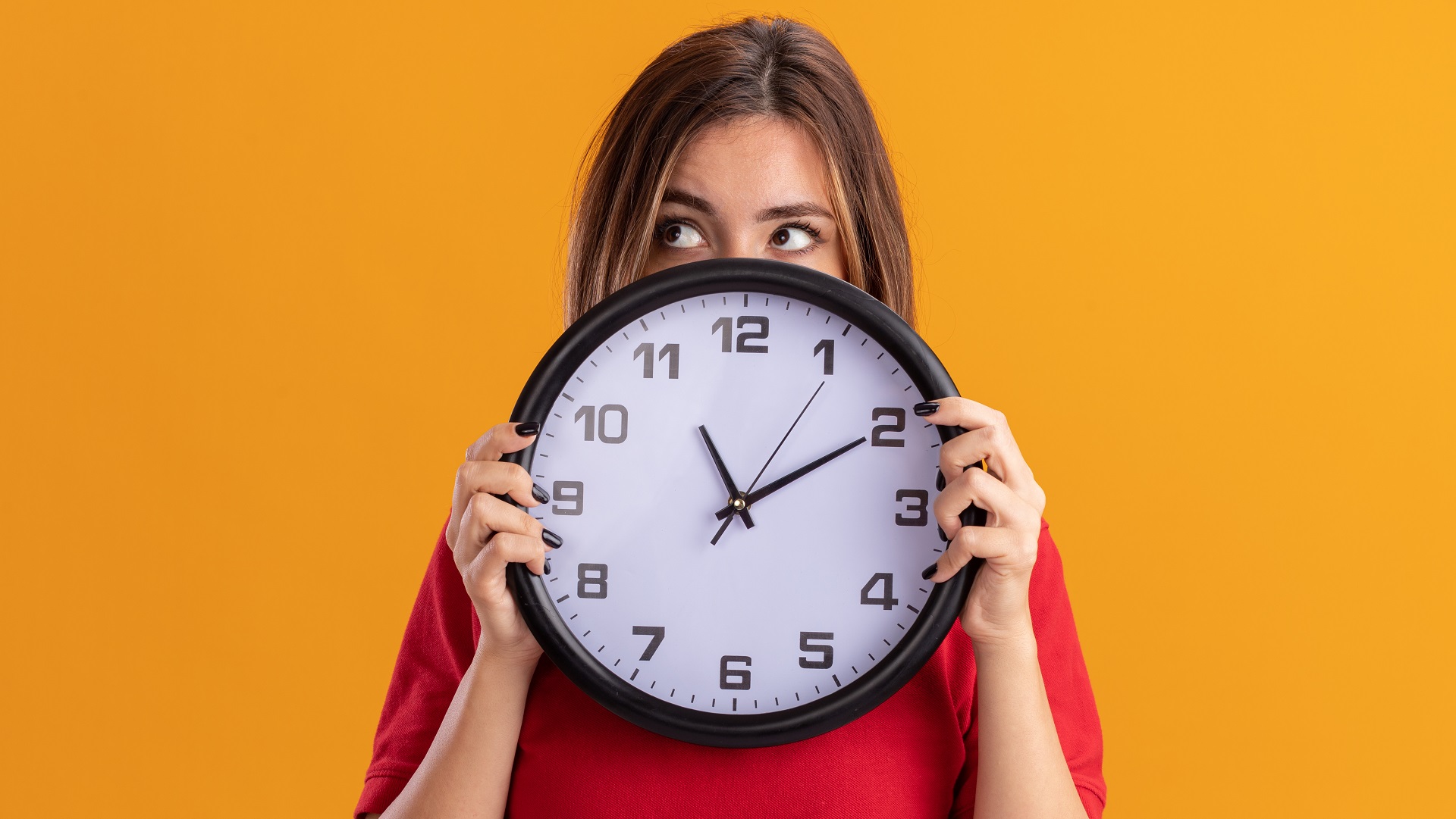 Именно час. Temprano. Woman looks at Clock at work. 30 Жовтня Україна переходить на зимовий час. 10 Часов.