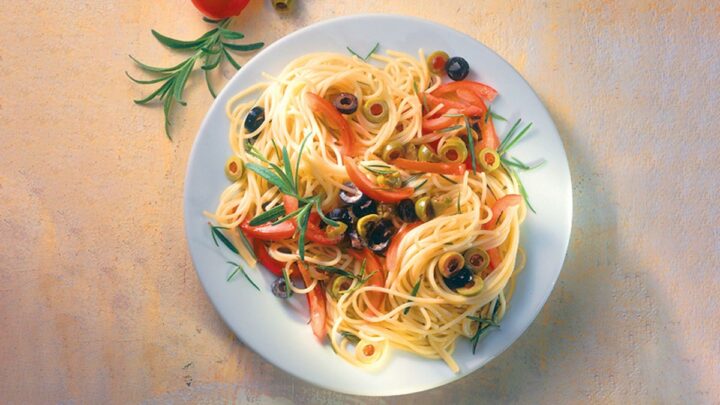 Cпагетти c томатно-оливковым соусом