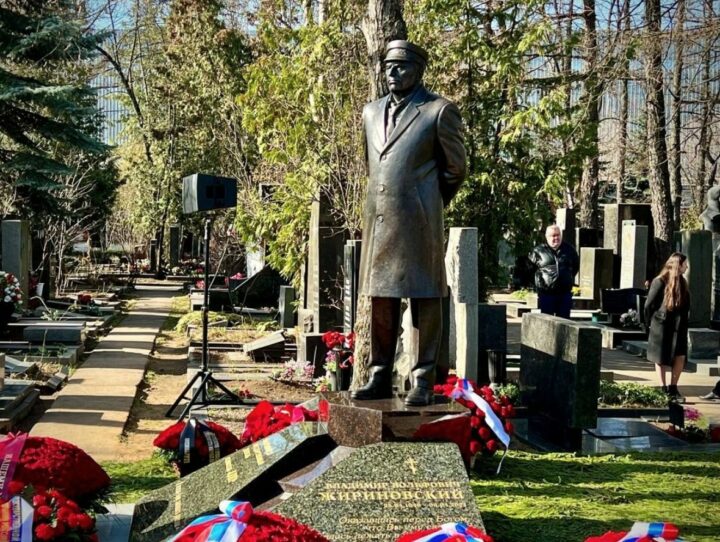 Памятник Владимиру Жириновскому