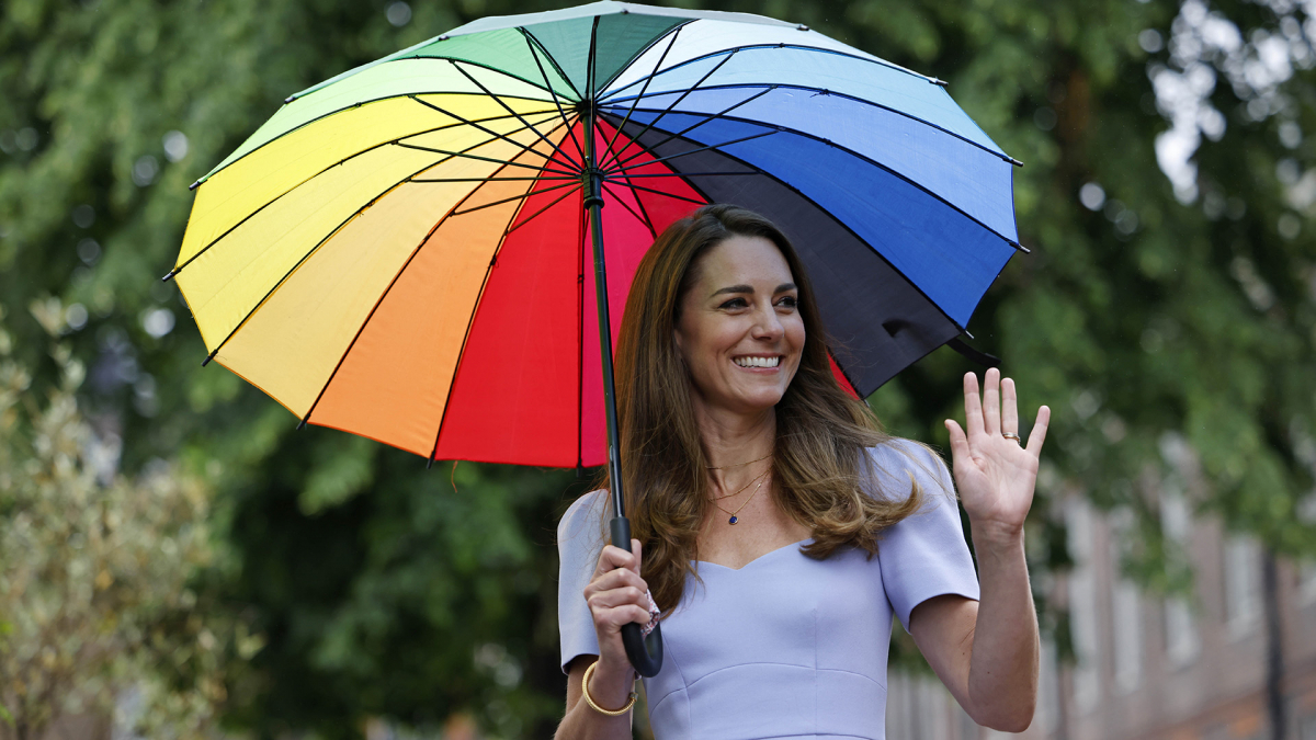 Принцесса кейт 2024. Кейт Миддлтон и Радужный зонт. Кейт Миддлтон с зонтом. Кэрол Миддлтон. Кейт Миддлтон с радужным зонтом выход из машины.