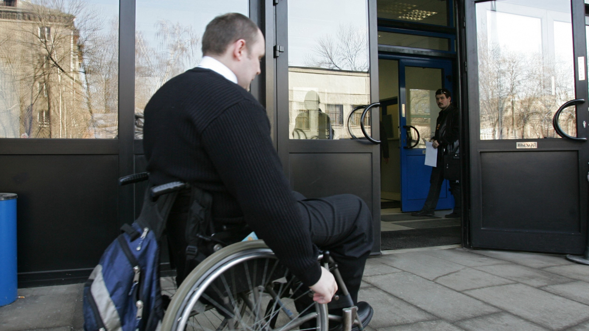 Заработок инвалид. Инвалиды в Европе. Служба занятости инвалидов. Недееспособный человек. Адвокат колясочник в России.